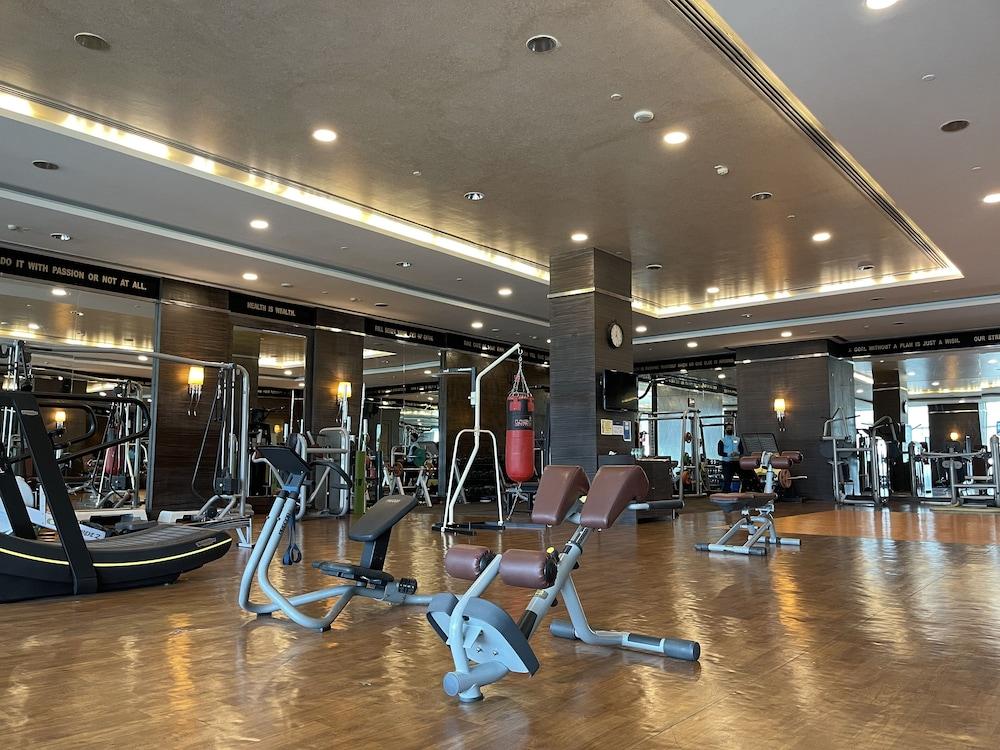 Radisson Blu Hotel New Delhi Paschim Vihar Exterior foto The gym at the hotel