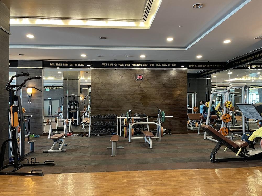 Radisson Blu Hotel New Delhi Paschim Vihar Exterior foto The gym at the hotel