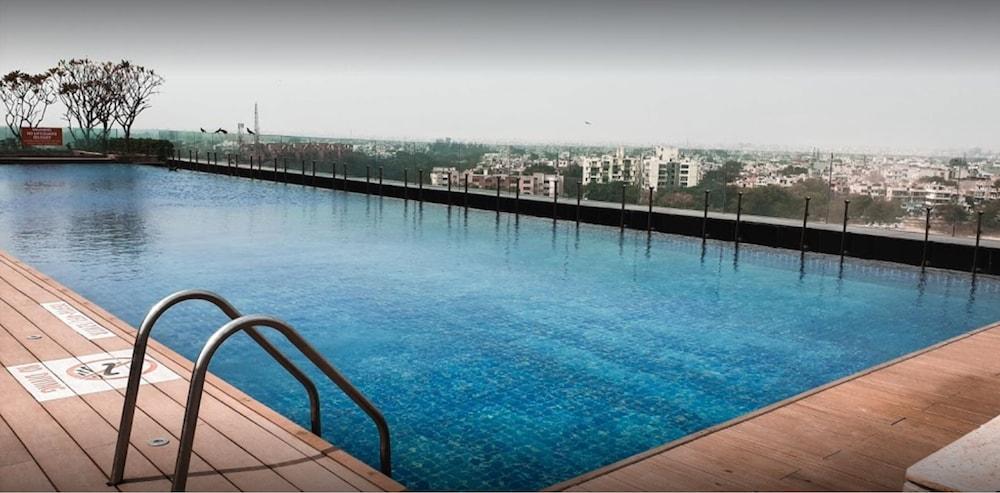Radisson Blu Hotel New Delhi Paschim Vihar Exterior foto Swimming pool at the hotel