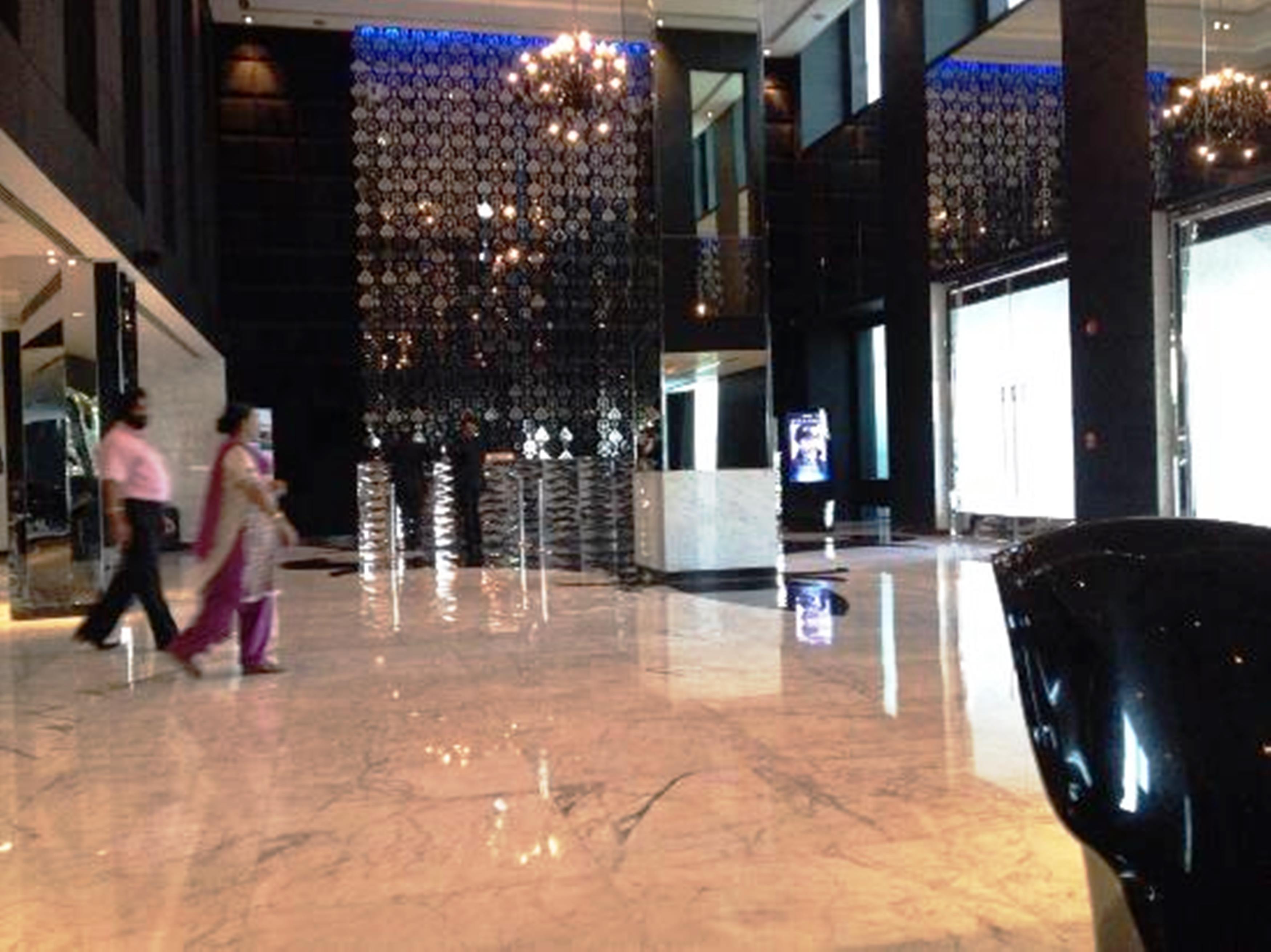 Radisson Blu Hotel New Delhi Paschim Vihar Exterior foto The interior of the mall