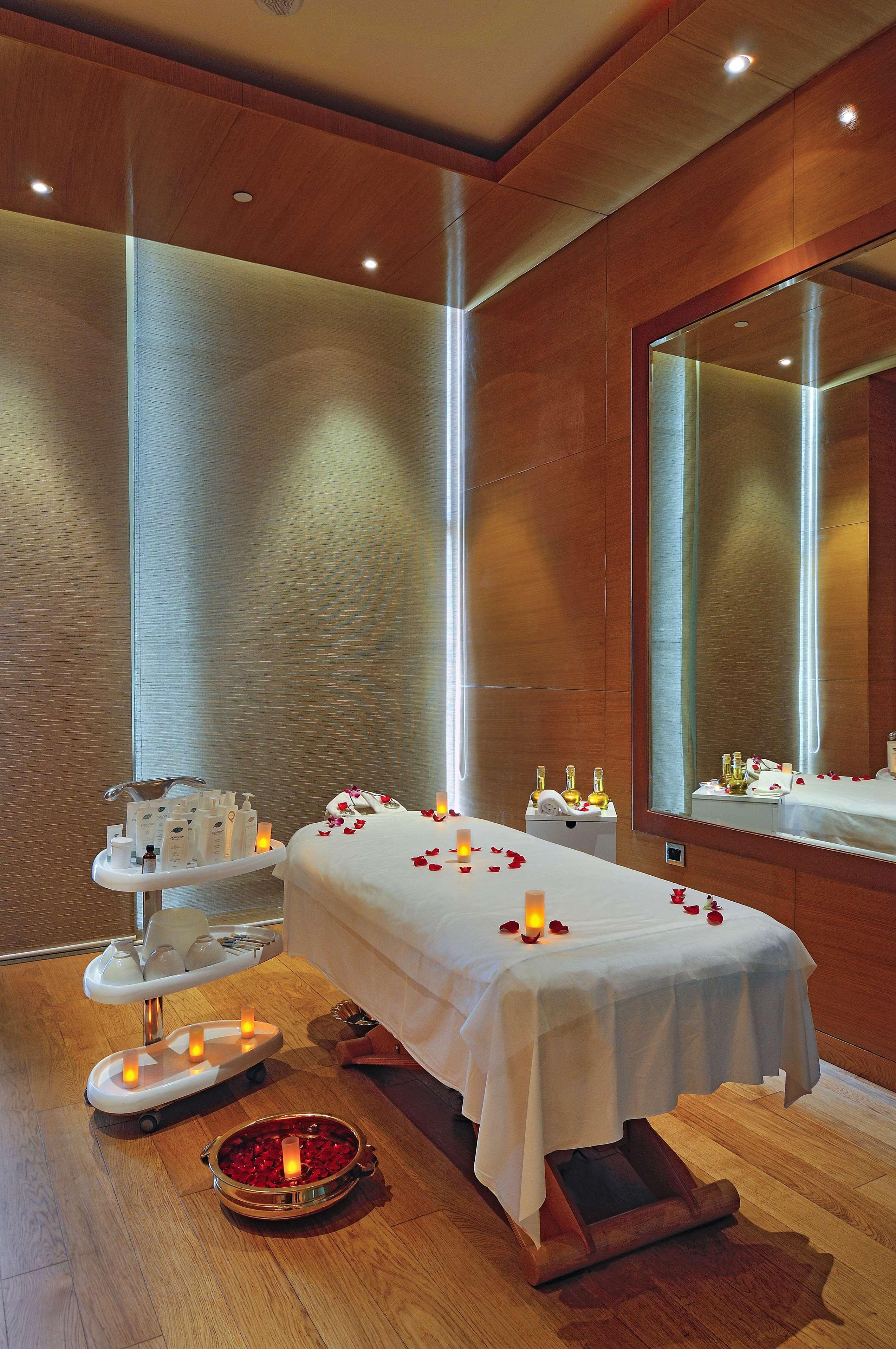 Radisson Blu Hotel New Delhi Paschim Vihar Exterior foto A treatment room at the spa