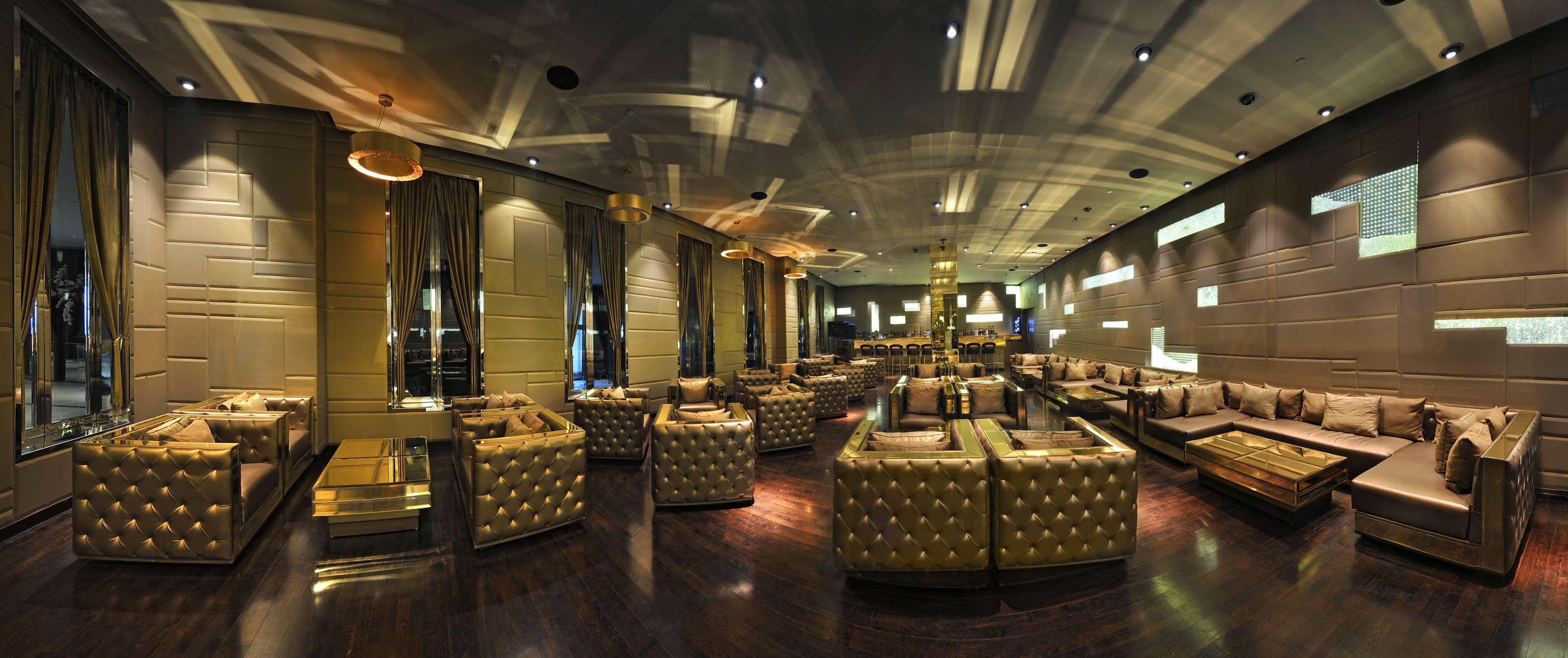 Radisson Blu Hotel New Delhi Paschim Vihar Exterior foto The interior of the lounge
