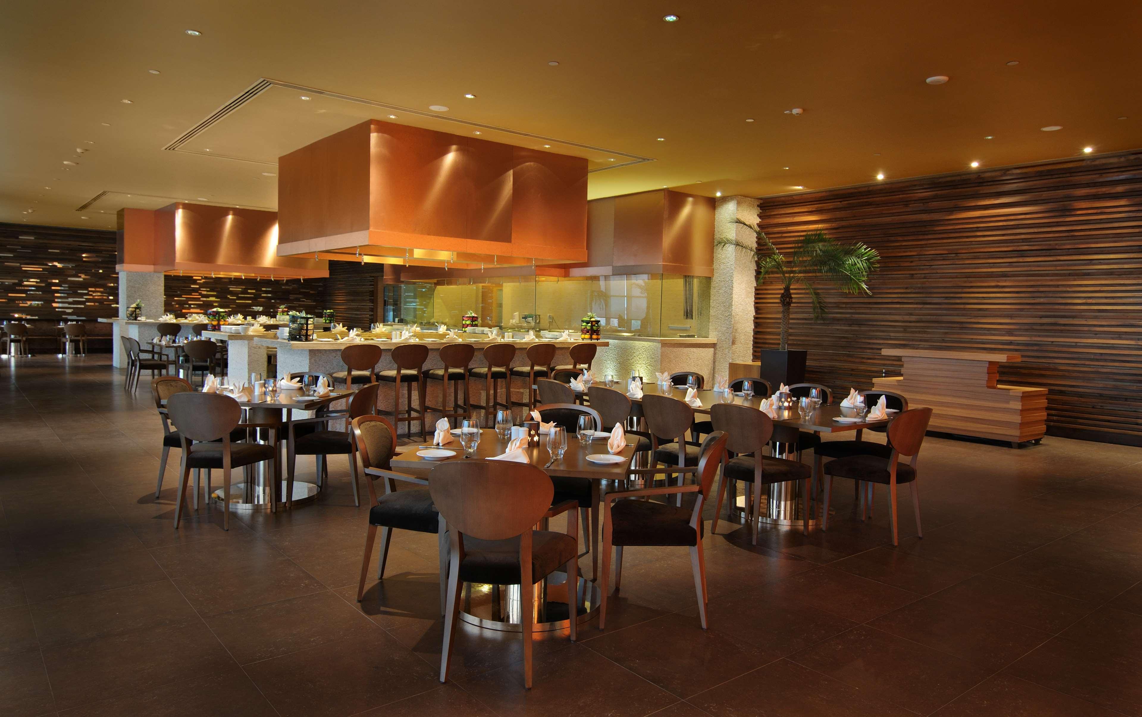 Radisson Blu Hotel New Delhi Paschim Vihar Restaurant foto The restaurant