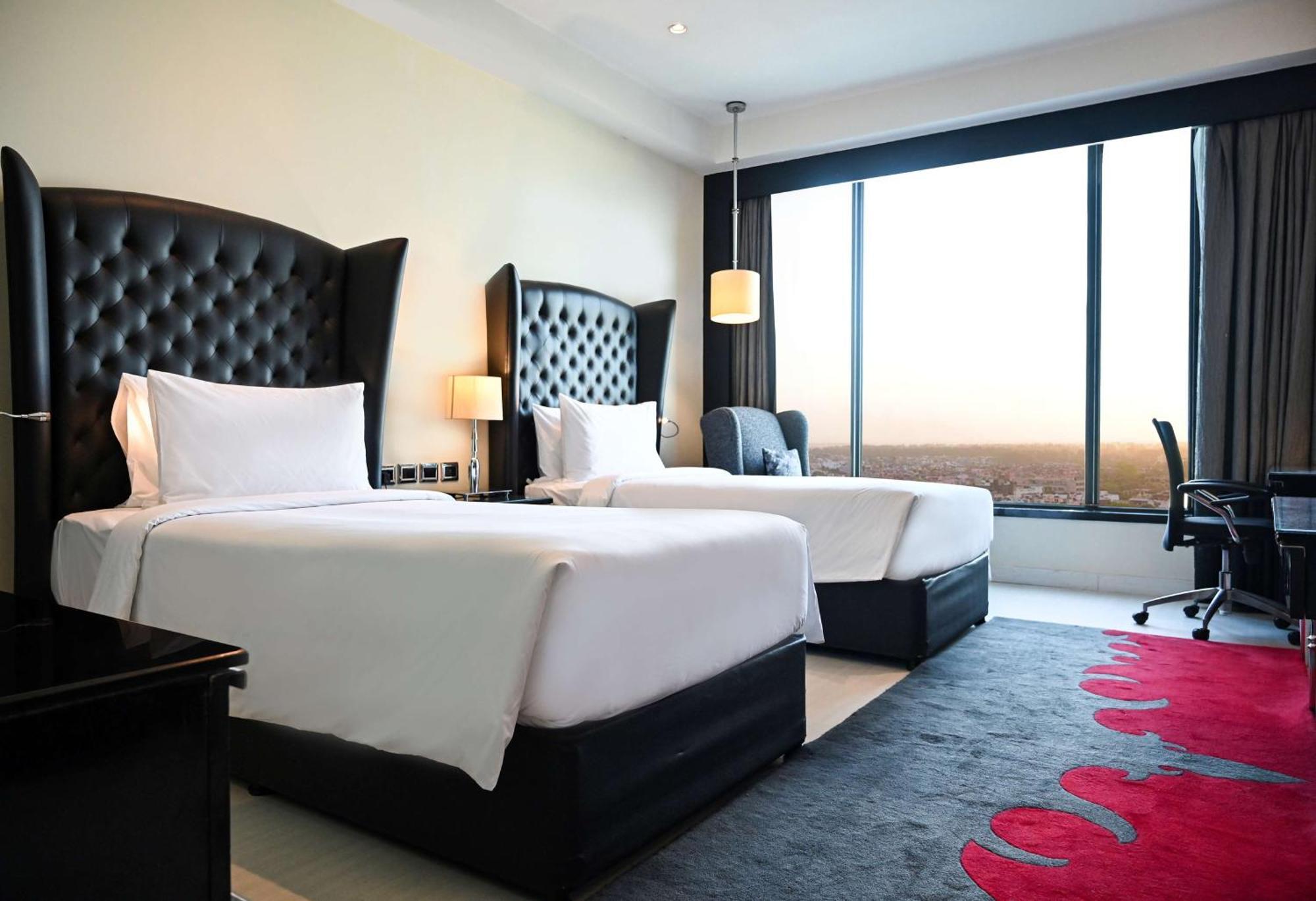 Radisson Blu Hotel New Delhi Paschim Vihar Exterior foto