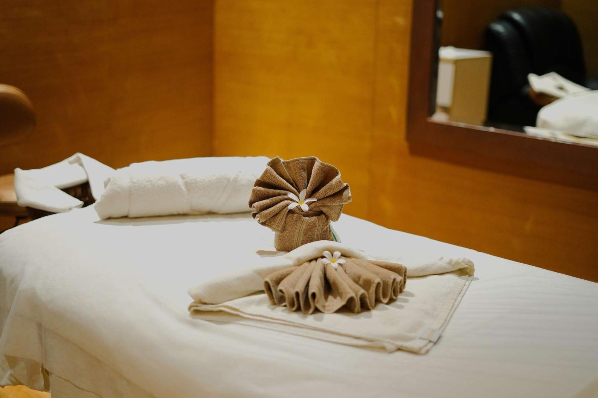 Radisson Blu Hotel New Delhi Paschim Vihar Exterior foto
