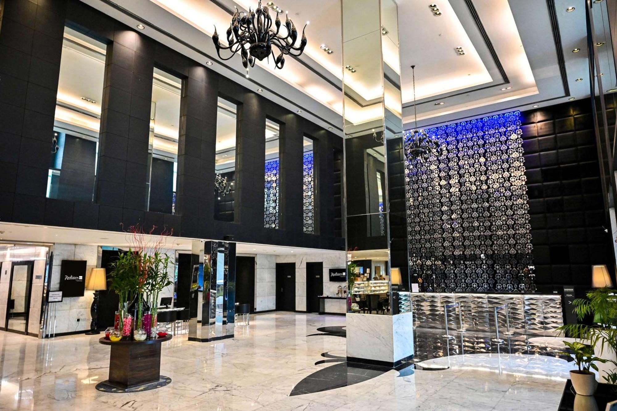 Radisson Blu Hotel New Delhi Paschim Vihar Exterior foto