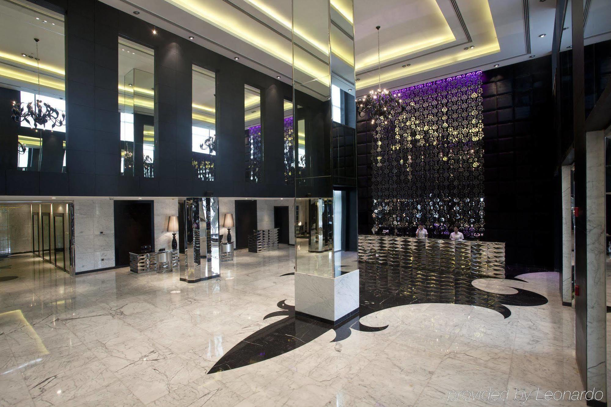 Radisson Blu Hotel New Delhi Paschim Vihar Interior foto The lobby of the hotel