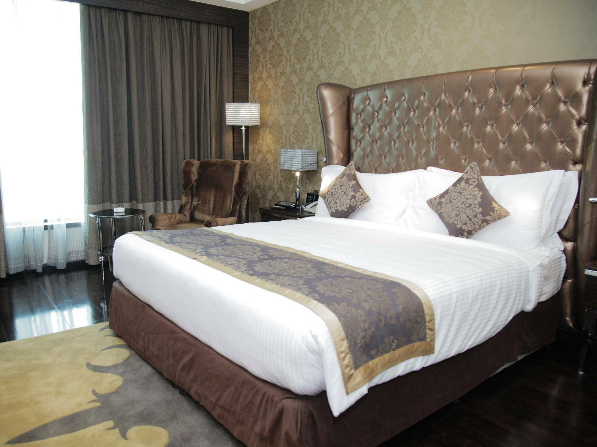 Radisson Blu Hotel New Delhi Paschim Vihar Exterior foto A bed